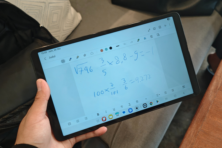 Samsung Galaxy Tab A11 dibekali fitur kecerdasan buatan (AI) Solve Math yang terintegrasi langsung dengan aplikasi Samsung Notes. Lewat fitur ini, kami bisa meminta bantuan AI untuk menyelesaikan berbagai pertanyaan matematika yang dituliskan di dalam catatan. 