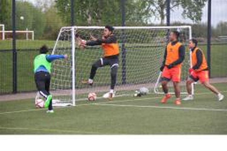 Kiper BIGREDS Indonesia Rizky Auliya (2 dari kiri) berusaha menahan sundulan pemain Hongkong dalam sesi latihan di lapangan The Stephen Packer di Akademi Sepak Bola Liverpool, Kamis (7/5/2015). Latihan diadakan menjelang pertandingan Standard Chartered Trophy.