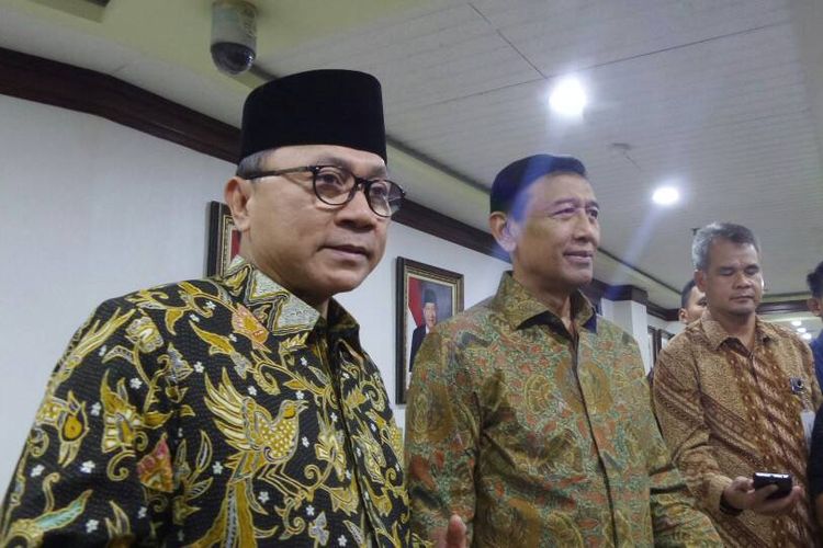 Ketua MPR RI Zulkifli Hasan dan Menteri Koordinator Bidang Politik Hukum dan Keamanan Wiranto di Kompleks Parlemwn, Senayan, Jakarta, Selasa (30/5/2017).