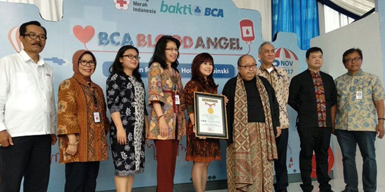 Direktur BCA Lianawaty Suwono (tengah) menerima penghargaan rekor MURI dari CEO MURI Jaya Suprana disaksikan oleh Executive Vice President CSR Inge Setiawati (empat dari kiri). Dok.BCA