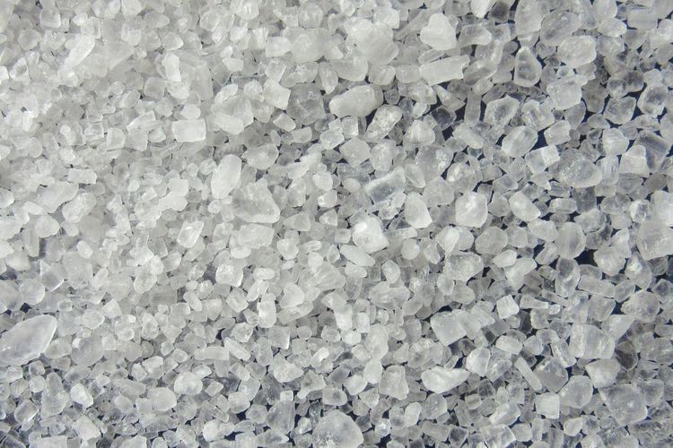 Ilustrasi garam laut bertekstur kasar. 