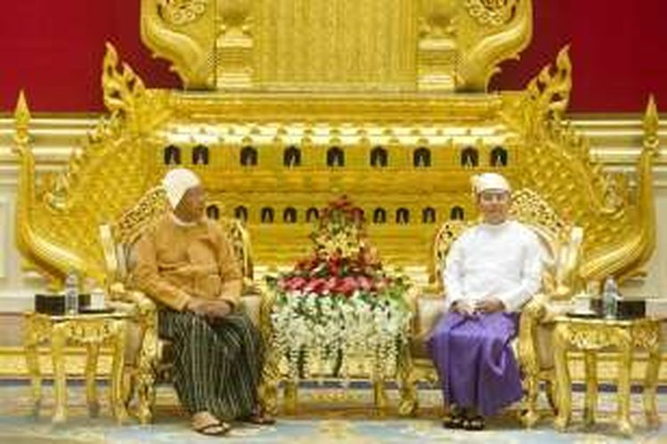 Presiden baru Myanmar Htin Kyaw (kiri) dan pendahulunya, Thein Sein.