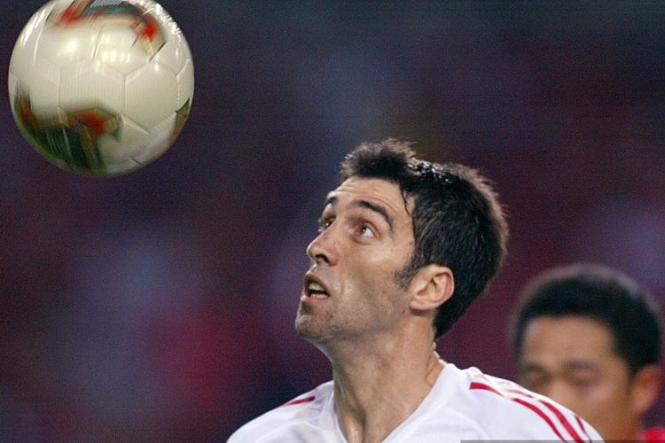 Penyerang tim nasional Turki, Hakan Sukur, saat tampil pada laga Piala Dunia 2002 melawan Korea Selatan di Stadion Daegu World Cup, 29 Juni 2002.