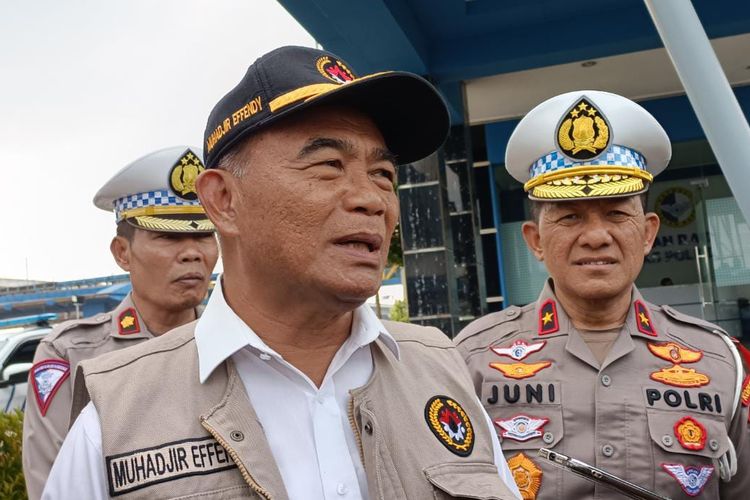 Menko Koordinator Bidang Pembangunan Manusia dan Kebudayaan (Menko PMK) RI, Muhadjir Effendy saat meninjau command center PJR Korlantas Polri di KM 29 Tol Jakarta-Cikampek (20/4/2023) sore.