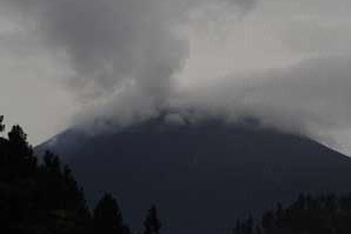Letusan disertai asap setinggi lebih kurang 500 meter terlihat di Gunung Slamet dari Dusun Manglik, Kelurahan Batumerah, Kecamatan Bumijawa, Kabupaten Tegal, Jawa Tengah, Selasa pagi (26/5). Dari Selasa dini hari pukul 00.wib hingga pukul 12.00 wib terjadi sekitar 30 kali letusan kecil.