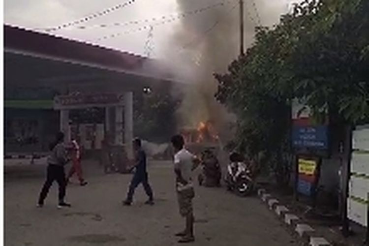 Sebuah mobil mini bus terbakar di area stasiun pengisian bahan bakar umum (SPBU) Kecamatan Tomoni, Kabupaten Luwu Timur, Sulawesi Selatan, Selasa (15/8/2023) sekitar pukul. 08.48 WITA.