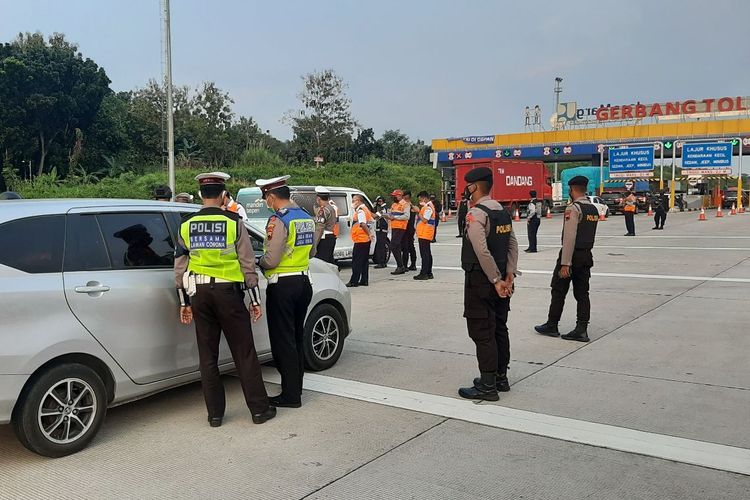 Penyekatan larangan mudik hari pertama di tol kalikangkung Semaramg, Kamis (6/5/2021).