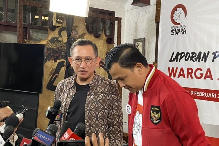 Founder dan CEO PolMark Indonesia Eep Saefulloh Fatah (kiri) meminta masyarakat untuk mengawal perhitungan suara pada Pemilu 2024. Hal itu disampaikan Eep saat melaunching aplikasi “Warga Jaga Suara” di Pulau Dua Resto, Senayan, Jakarta, Jumat (9/2/2024).