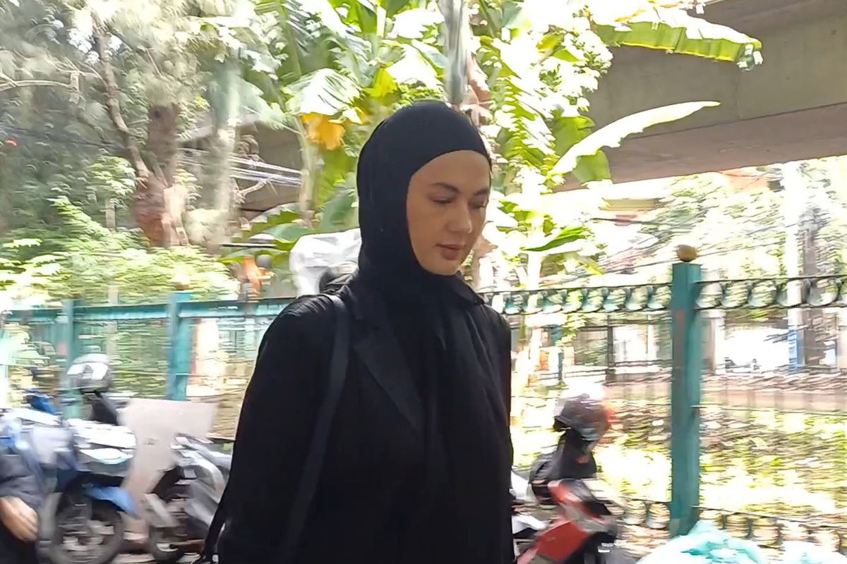 Paula Verhoeven tiba di rumah duka mendiang ayah Baim Wong, di daerah Gondangdia, Jakarta Pusat, Selasa (6/1/2025).