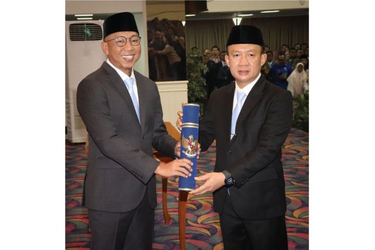 Gubernur Rahmat Mirzani Djausal saat melantik Marindo Kurniawan sebagai Sekda Provinsi Lampung. 