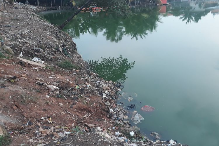 Bantaran Situ Rawabadung, Cakung, Jakarta Timur, penuh sampah plastik yang tertimbun tanah, Selasa (3/12/2019).