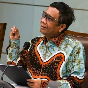 Menteri Koordinator Bidang Politik, Hukum dan Keamanan (Polhukam) Mahfud MD memberikan keterangan pers terkait UU ITE di Jakarta, Jumat (11/6/2021). ANTARA FOTO/Rivan Awal Lingga/pras.