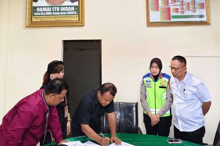 Foto: Mediasi antara kedua antara tergugat dan pihak tergugat di ruang mediasi gedung Pengadilan Negeri Pematangsiantar, Jalan Sudirman, Kota Pematangsiantar, Sumatera Utara, Selasa (3/6/2025). |Dokumentasi Kantor Hukum Pondang Hasibuan.