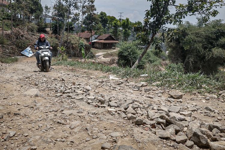 Kondisi jalan rusak di Desa Karyamukti, Kecamatan Cililin, Kabupaten Bandung Barat (KBB), Jawa Barat, Senin (2/10/3023).