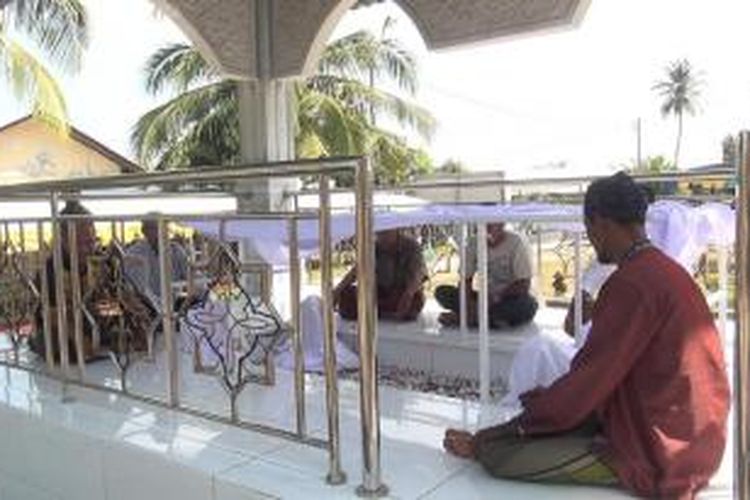 Warga Gampong (desa) Pande, Banda Aceh memperingati Haul Ulama Tuan Dikandang ke 895 dengan berdoa dan ditutup dengan makan bersama, Sabtu (14/2/2015). *****K12-11
