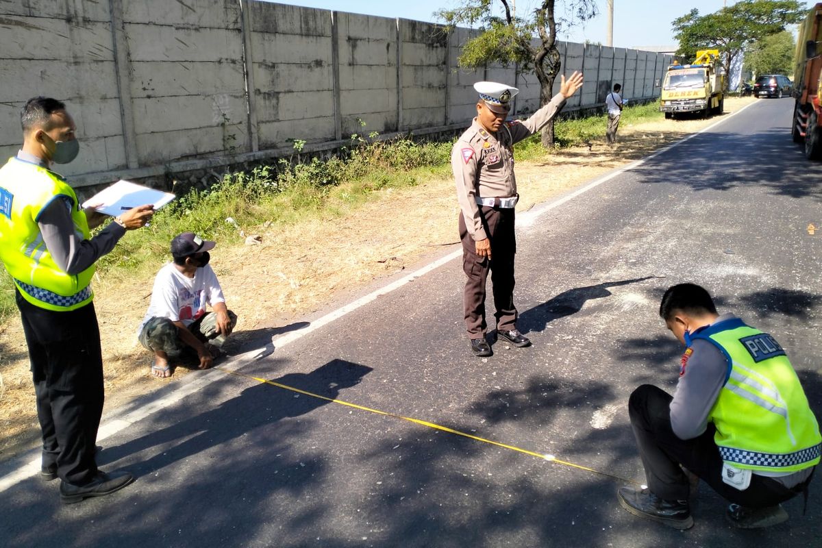 Foto: Satlantas Polres Situbondo olah TKP setelah adu banteng truk vs pikap di Jalan Seletreng Kecamatan Kapongan, Situbondo, Jawa Timur pada Senin (17/7/2023).