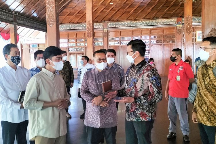 Wali Kota Solo Gibran Rakabuming Raka, Direktur Jenderal Perundingan Perdagangan Internasional Kementerian Perdagangan (Kemendag) Djatmiko B. Witjaksono dan Deputi Bidang Kerja Sama Penanaman Modal Kementerian Investasi/BKPM Riyatno, saat pengecekan lokasi TIIWG G20 di Balai Kota Solo, Rabu (22/6/2022)