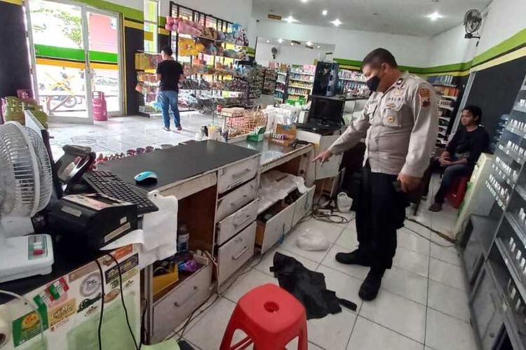 Minimarket di Jalan R.A. Kartini, Pelemgadung, Kecamatan Karangmalang, Kabupaten Sragen, Jawa Tengah, disatroni pencuri, pada Selasa (7/6/2022).