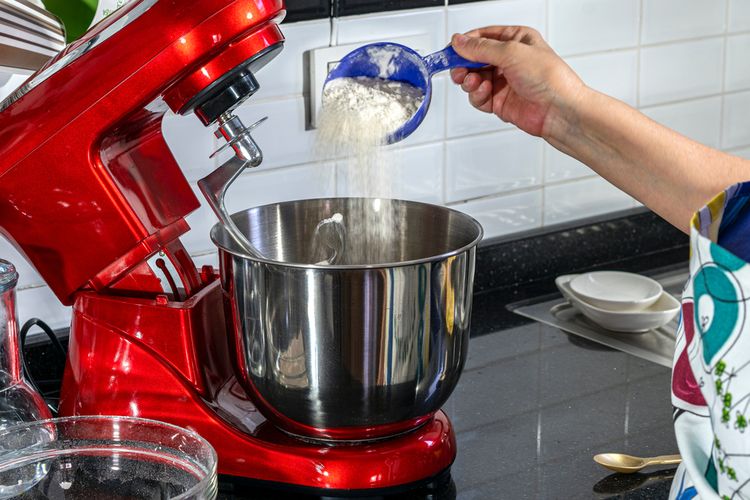 Ilustrasi standing mixer untuk membuat kue dan roti. 