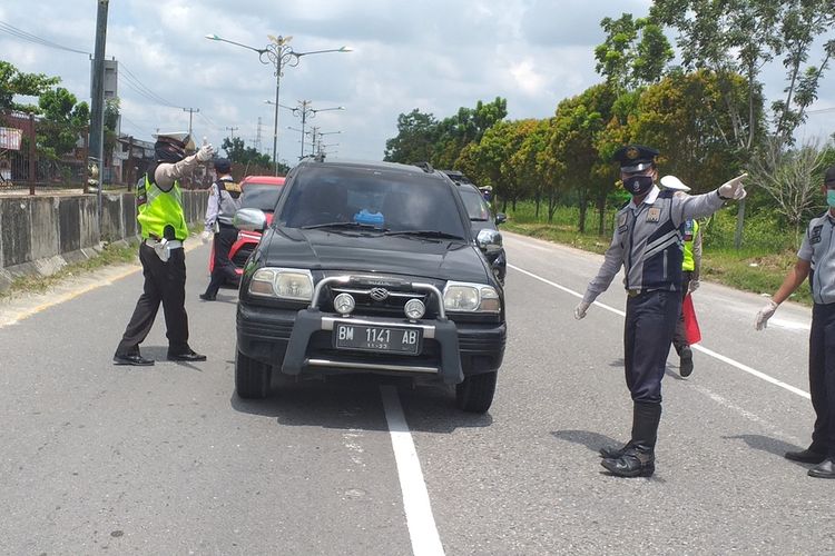 Pemeriksaan kendaraan yang masuk ke Kota Pekanbaru, Riau, di perbatasan Pekanbaru-Kampar dalam rangka PSBB untuk mencegah penyebaran Covid-19, Jumat (17/4/2020).