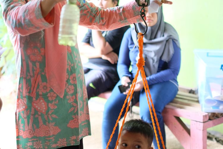 Pemerintah melalui APBN 2024 mengeluarkan program proaktif, seperti vaksinasi, pemeriksaan kesehatan rutin, dan penyediaan obat-obatan esensial sebagai langkah-langkah konkret dalam merawat dan menjaga kesehatan anak-anak.
