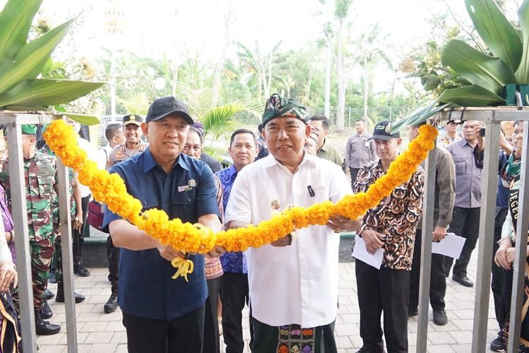 Menteri Koperasi dan Usaha Kecil dan Menengah (Menkop UKM) Teten Masduki  saat meresmikan gedung RPB Komoditas Kakao Jembrana di Banjar Peh, Desa Kaliakah, Kecamatan Negara, Jumat (22/12/2023). 
