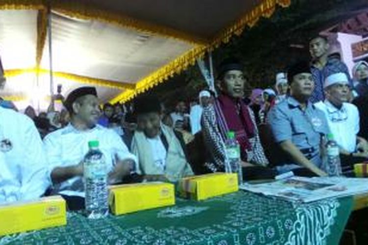 Capres Joko Widodo saat mengunjungi Pondok Pesantren Babussalam di Desa Banjarejo, Malang, Jawa Timur,  Jumat (27/6/2014).

