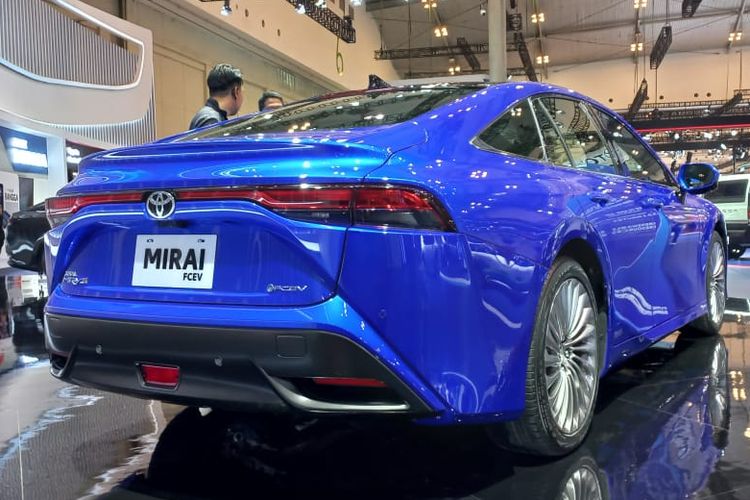 Mobil hidrogen Toyota Mirai mejeng di GJAW 2024