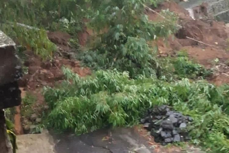 Petugas kepolisian dan warga saat melakukan pengecekan akibat longsor yang terjadi di Kecamatan Cimaung, Kabupaten Bandung, Jawa Barat pada Kamis (28/12/2023)