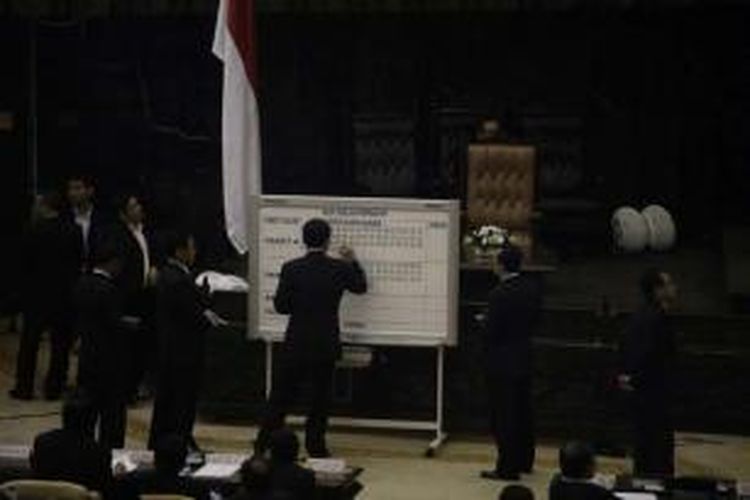 Proses penghitungan suara dalam pemilihan paket pimpinan MPR-RI di Gedung Nusantara MPR/DPR/DPD-RI, Jakarta, Rabu (8/10/2014).