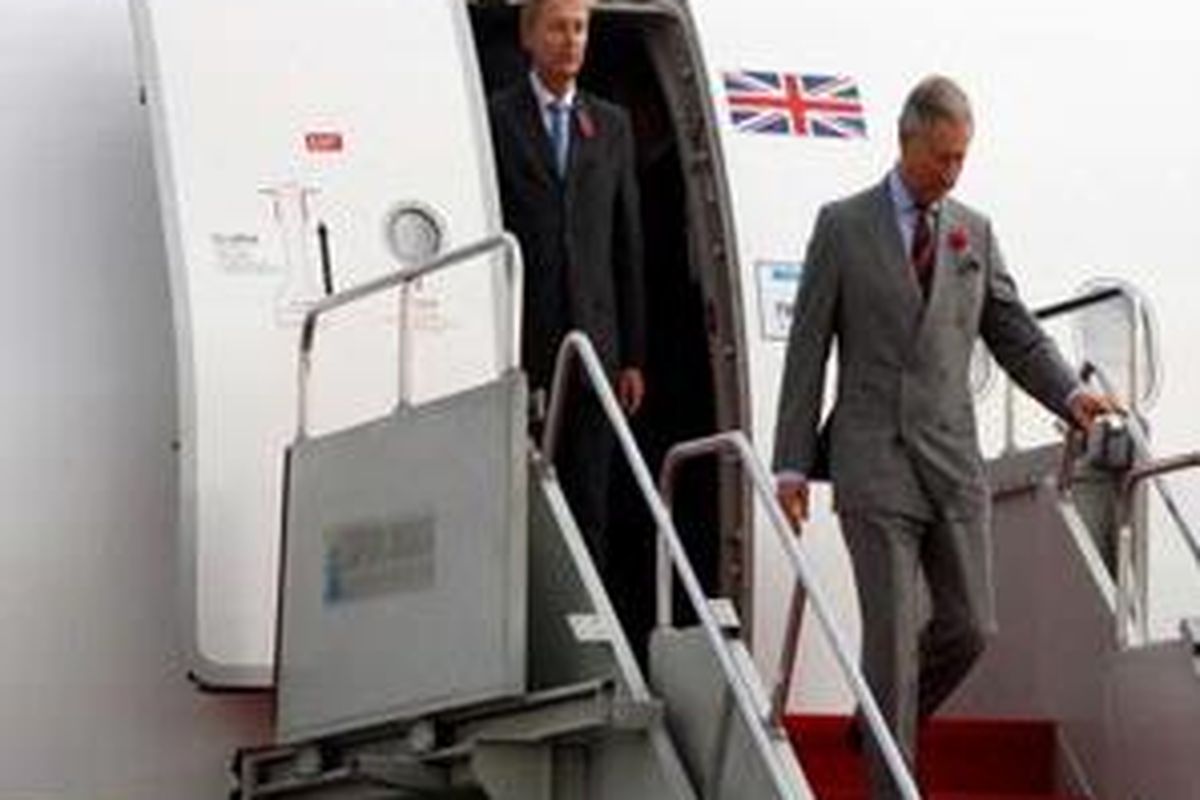 Pangeran Charles dengan menggunakan pesawat Kerajaan Royal Air Force mendarat di Bandara Udara Halim Perdanakusuma, Jakarta Timur, Sabtu (1/11). Kedatangan Pewaris tahta Kerajaan Inggris, Prices of Wales di Jakarta untuk memenuhi undangan Presiden Susilo Bambang Yudhoyono dan mengunjungi Masjid Istiqlal. Selanjutnya ia akan bertemu Sri Sultan HB X di Yogyakarta serta mengunjungi kota Jambi melihat konservasi hutan hujan Harapan.