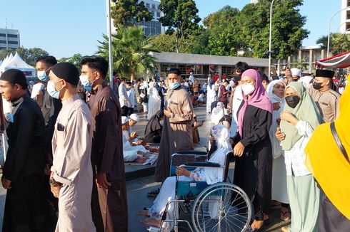 Cerita Warga Ajak Keluarga Lansia Shalat Idul Adha di Istiqlal...