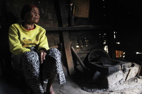 Tinggal di Gubuk Sendiri, Nenek 100 Tahun Ini Kelaparan