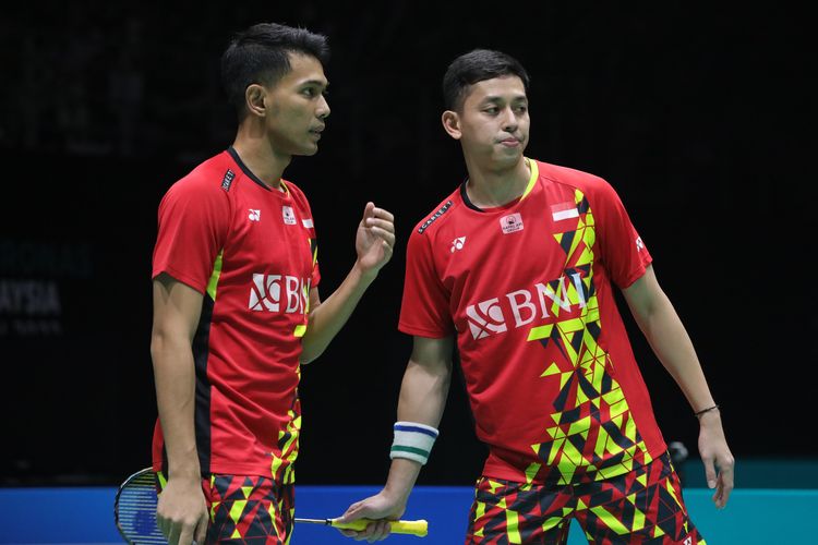 Pasangan ganda putra Indonesia Fajar Alfian/Muhammad Rian Ardianto saat berlaga pada final Malaysia Open 2022 di di Axiata Arena, Kuala Lumpur, Malaysia, Minggu (3/7/2022). 