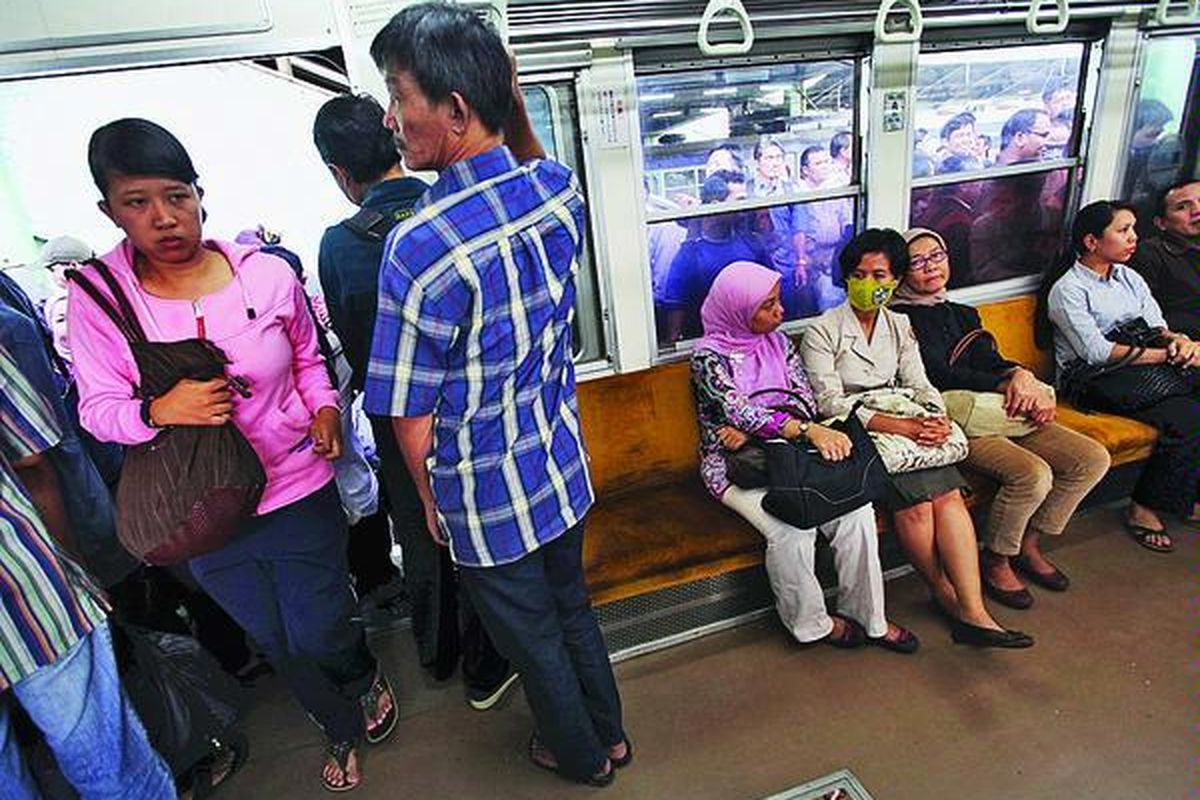 Penumpang memasuki kereta api Ciujung menuju Serpong dari Stasiun Tanah Abang, Selasa (8/3).