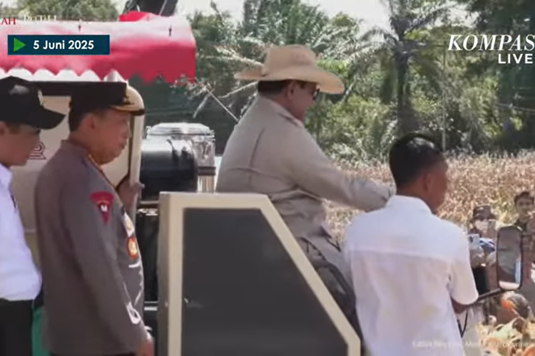 Presiden RI Prabowo Subianto melakukan panen raya jagung di Kalimantan Bara, Kamis (5/6/2025). Disebutkan, ladang jagung ini merupakan binaan Polri.