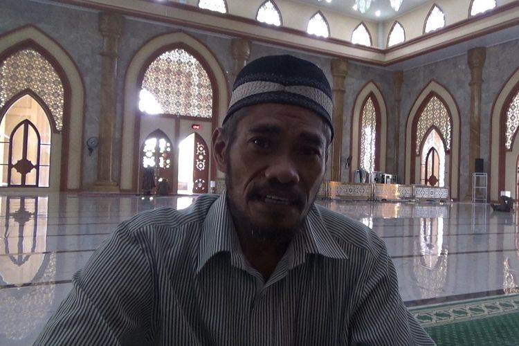 Bapak ini berhenti kerja di luar negri dan menjadi seorang marbot di Masjid Agung Luwu Belopa, Kabupaten Luwu, Sulawesi Selatan, Selasa (26/3/2024)