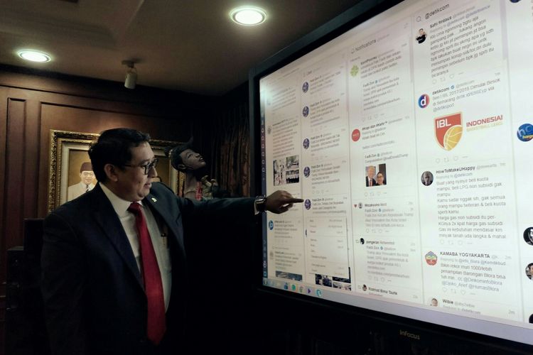 Wakil Ketua DPR Fadli Zon memamerkan layar besar di ruang kerjanya, salah satunya dipakai untuk main twitter