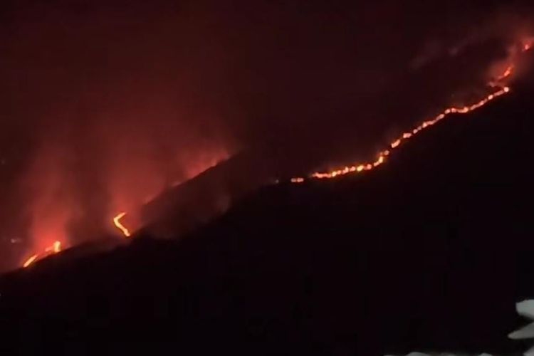 Warga Selamatkan Sumber Air Bersih saat Karhutla Landa Gunung Ringgit