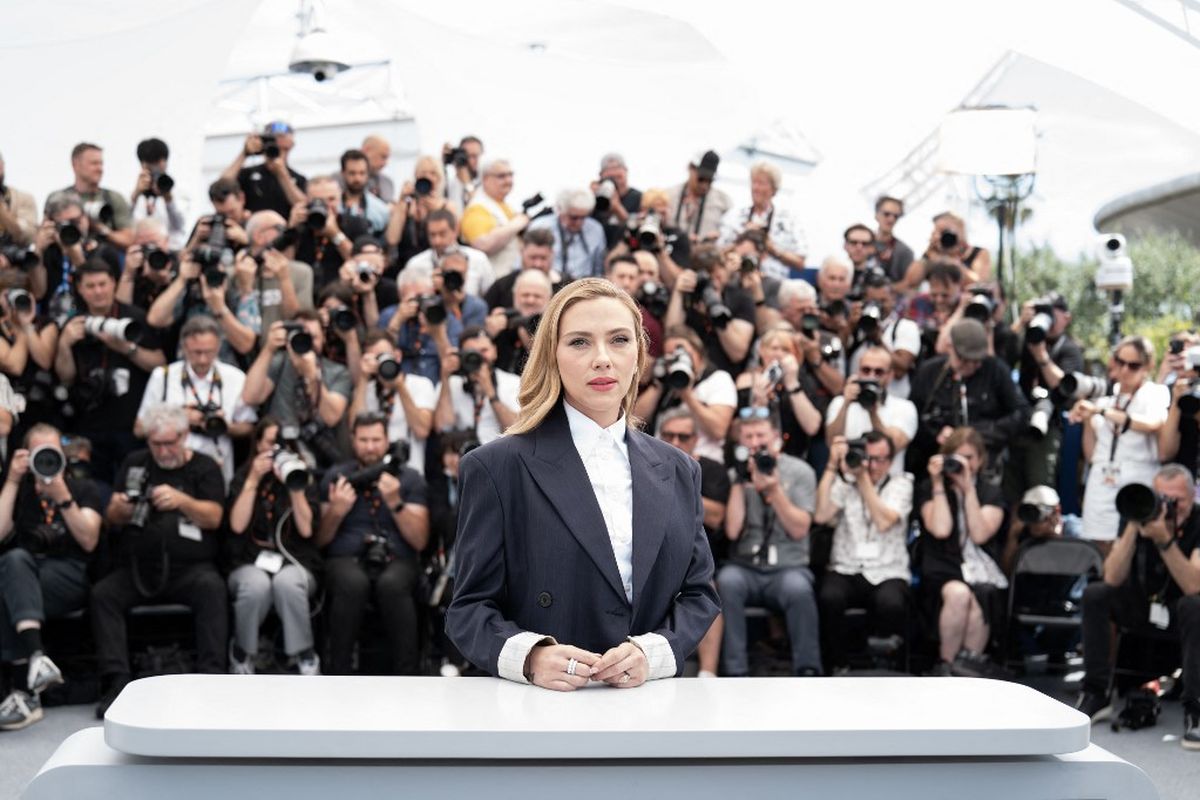 Scarlett Johansson Tampil Memukau di Premiere Jurassic World Rebirth dengan Gaun Bermotif Reptil