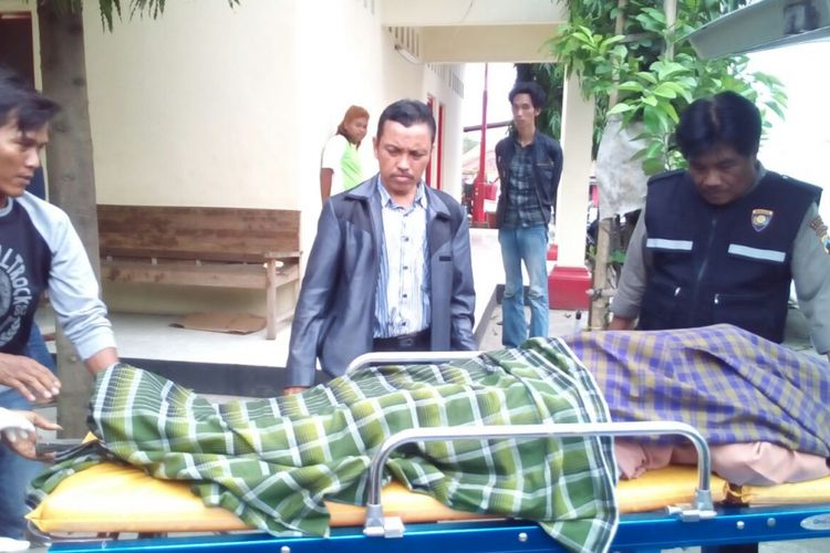 Petugas mengevakuasi jenazah jemaah umrah, Mahmudah (67), warga Desa Tretek, Kecamatan Pucakwangi, Kabupaten Pati, Jawa Tengah, yang ditemukan meninggal dunia di SPBU di Terban, Jekulo, Kabupaten Kudus, Jateng, Kamis (1/3/2018).