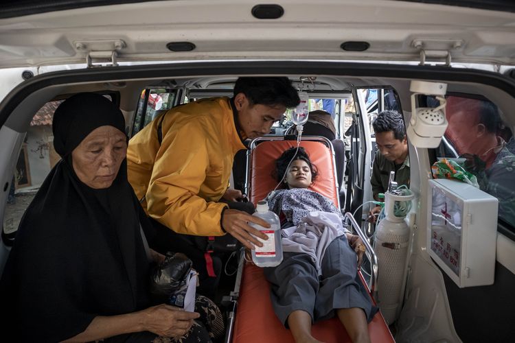 Siswa korban keracunan usai menyantap menu makan bergizi gratis (MBG) mendapat perwatan di dalam mobil ambulans di Posko Penanganan di Kantor Kecamatan Cipongkor, Kabupaten Bandung Barat, Jawa Barat, Rabu (24/9/2025). Sekretaris Daerah (Sekda) Pemprov Jawa Barat Herman Suryatman mengatakan sebanyak 500 pelajar di Kecamatan Cipongkor mengalami keracunan yang diduga akibat menyantap hidangan makan bergizi gratis pada (24/9). 