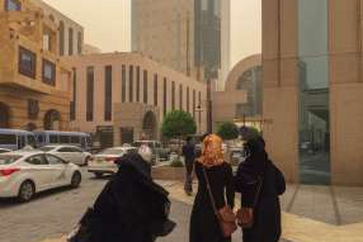 Suasana saat badai pasir melanda kota Jeddah, Arab Saudi, pada Minggu (27/3/2016) di Tahlia Street.
