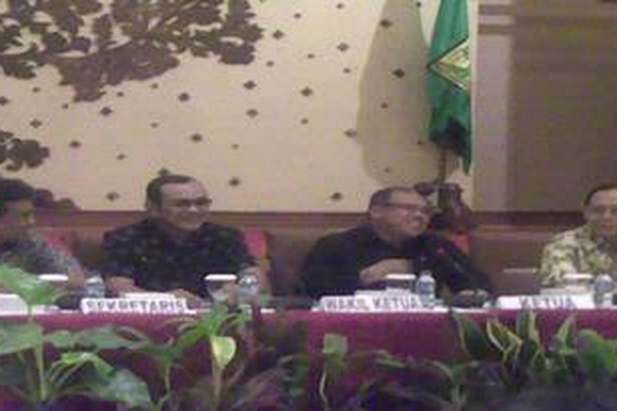 Panitia Seleksi Calon Pimpinan Komisi Pemberantasan Korupsi mengumumkan 142 peserta yang lolos seleksi administrasi di Kementrian Hukum dan Hak Asasi Manusia, Jakarta, Jumat (24/6/2011)