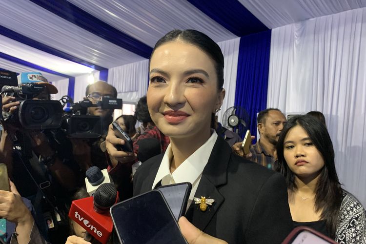 Aktris Raline Shah saat ditemui usai pelantikannya sebagai Staf Khusus Menteri Bidang Kemitraan Global dan Edukasi Digital di Kementerian Komunikasi dan Digital (Komdigi), di Kantor Komdigi, Jakarta Pusat, Senin (13/1/2025).