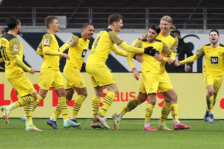 Para pemain Dortmund merayakan gol Mahmoud Dahoud (ketiga dari kanan) setelah mencetak gol pada pertandingan Bundesliga Jerman antara Eintracht Frankfurt vs Dortmund di Frankfurt, Sabtu (8/1/2022).