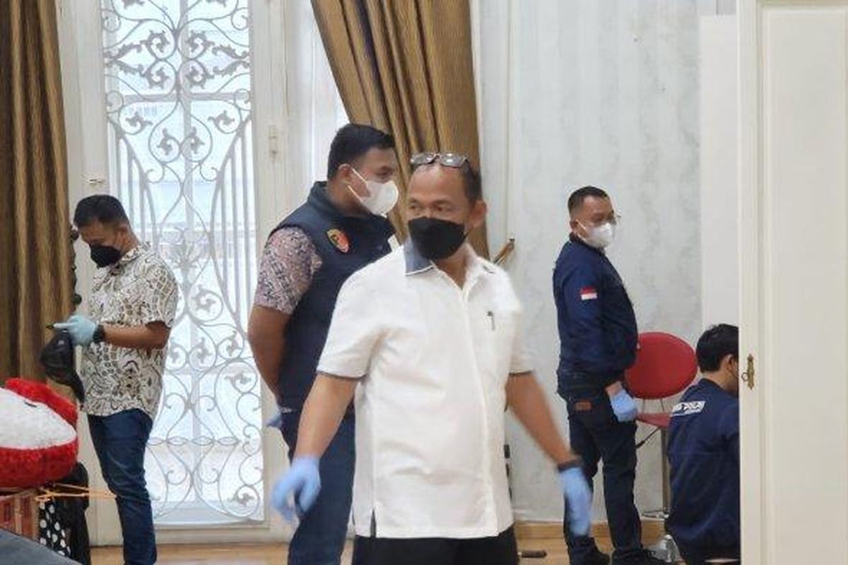 Tim gabungan Direktorat (Dit) Reskrimsus Polda Sumut dan Polrestabes Medan melakukan penggeledahan rumah mewah milik ABK bos judi online di Jalan Palem, Kompleks Cemara Asri, Jumat (19/8/2022). 