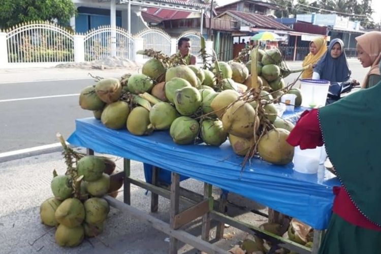 Pedagang kelapa muda di Jalan Raya Pakamban Sumenep. 