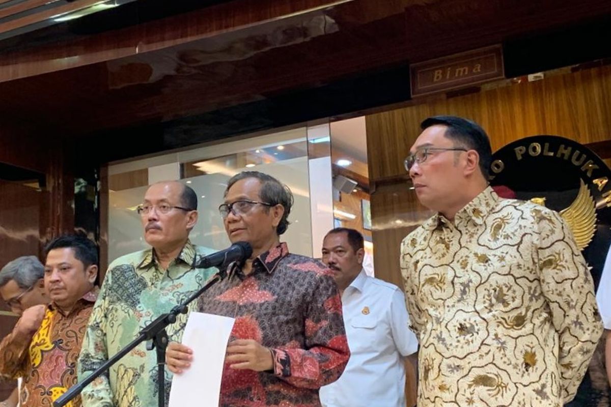  Menteri Koordinator Bidang Politik Hukum dan Keamanan (Menko Polhukam) Mahfud Md dan Gubernur Jawa Barat (Jabar) Ridwan Kamil di Kantor Kemenko Polhukam, Jakarta, Sabtu (24/6/2023).