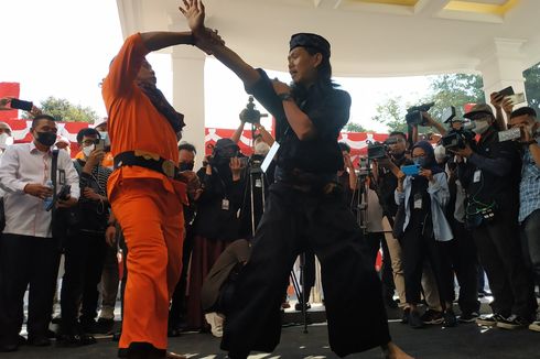 Keriuhan Hari Pertama Pendaftaran Partai Politik di KPU: Pertunjukan Palang Pintu hingga Kemacetan